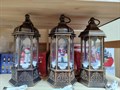 Новогодний декоративный  ретро-фонарь с музыкой, подсветкой | Светильник с эффектом падающего снега "Снеговик с подарком", 28 см СД574F