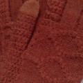 Трикотажные женские перчатки фантазийной вязки с тачскрином на указательном и большом пальце, цвет кирпичный (текстура)